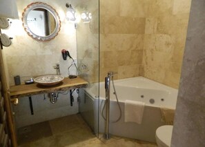Shower, towels, toilet paper - Double or Twin Room with Terrace (Uchisar)