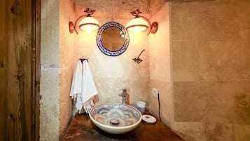 Doccia, asciugamani, carta igienica