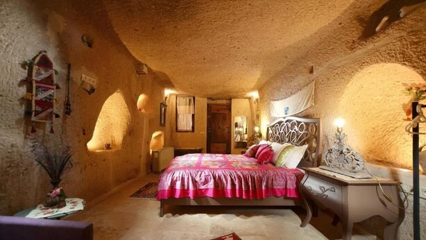 A cozy bedroom with a large bed, a nightstand, and a lamp. - Double Room with Spa Bath (Uchisar)