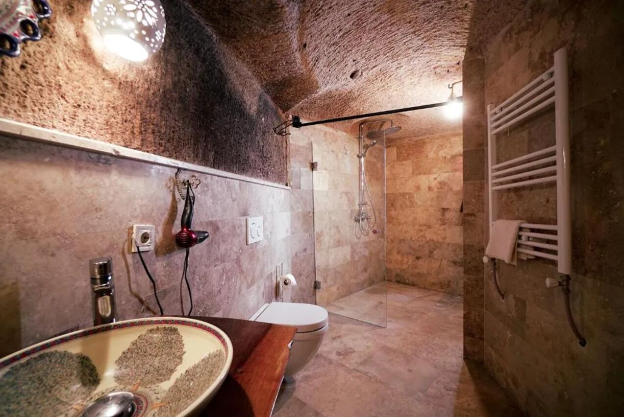 Douche, serviettes fournies, papier toilette