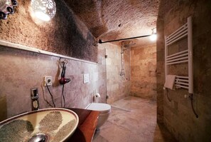 Shower, towels, toilet paper - Suite with Mountain View (Uchisar)