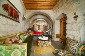 Interior - Suite with Mountain View (Uchisar)