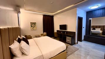 Phòng Suite Cao cấp, quang cảnh hồ bơi | Két bảo mật tại phòng, bàn, phòng cách âm