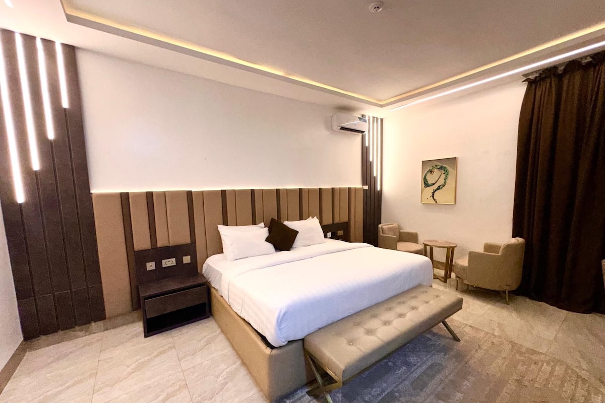 Luxury Suite, Pool View | In-room safe, desk, soundproofing, WiFi (free)