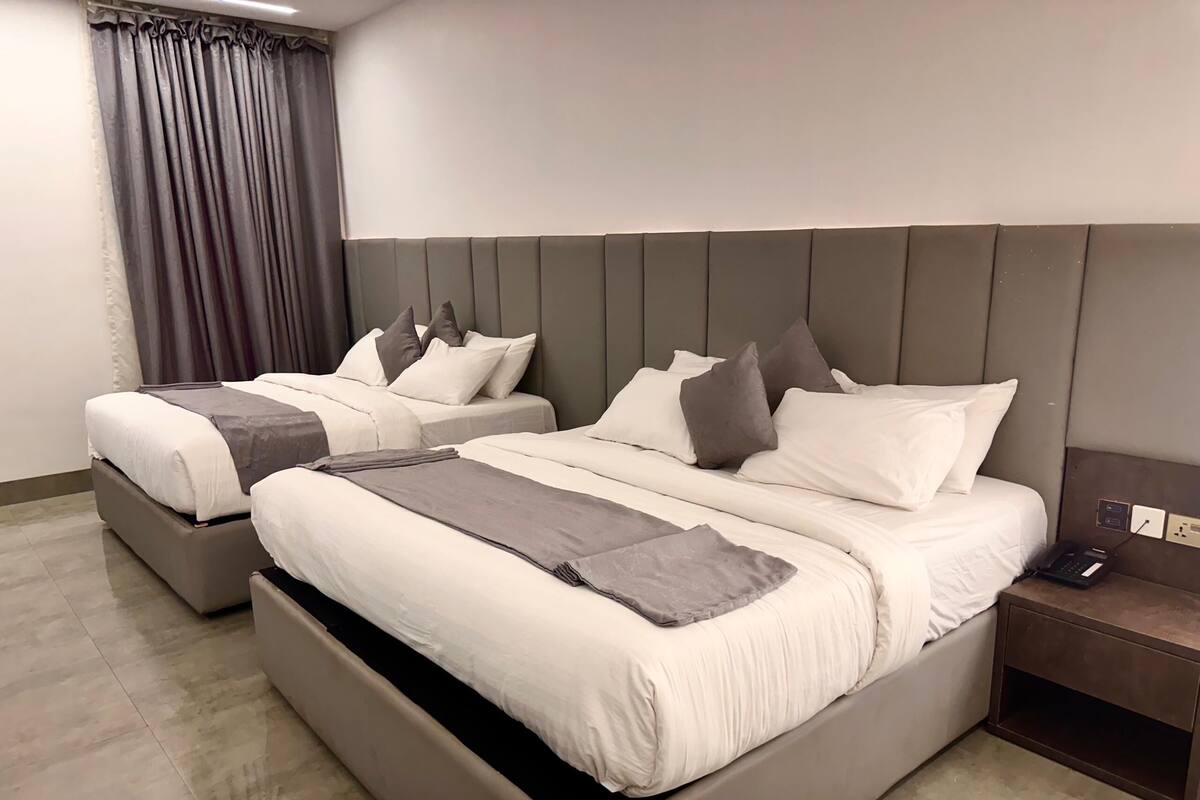 Deluxe Twin Room | In-room safe, desk, soundproofing, WiFi (free)
