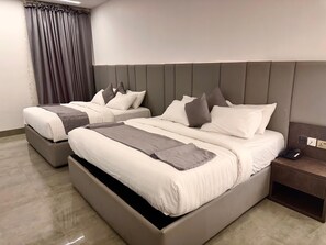 Quarto duplo luxo | Cofres nos quartos, escrivaninha, quartos à prova de som