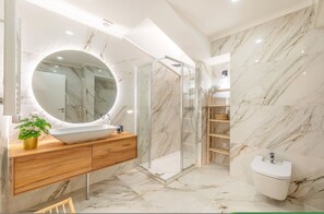 Dusche, Haartrockner, Handtücher