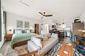 Bureau, fer et planche à repasser, Wi-Fi, draps fournis