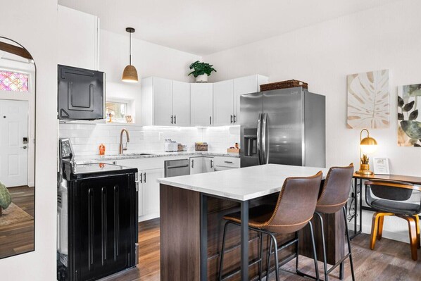 Kühlschrank, Mikrowelle, Ofen, Herdplatte