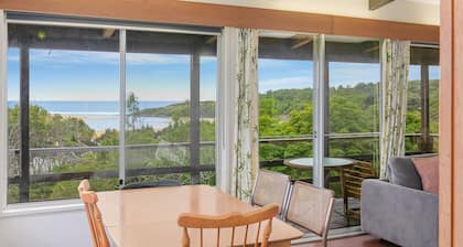 Welcome to your lakeside haven!