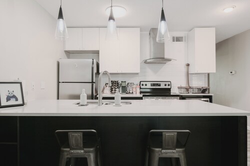 Cozy Central Austin Getaway, Pool, Wi-Fi, Free Parking, Near Downtown, So Co.