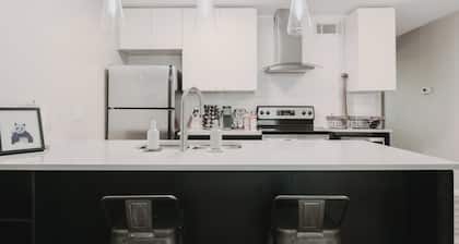 Cozy Central Austin Getaway, Pool, Wi-Fi, Free Parking, Near Downtown, So Co.