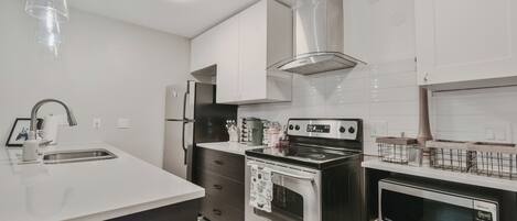 Kjøleskap, mikrobølgeovn, ovn og kokeplater