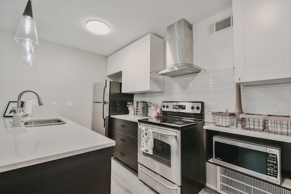 Køleskab, mikrobølgeovn, ovn, kogeplade