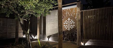 المنطقة المحيطة بالمنشأة