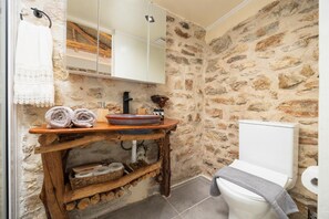 Een douche, een haardroger, handdoeken