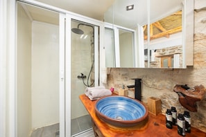 Shower, hair dryer, towels