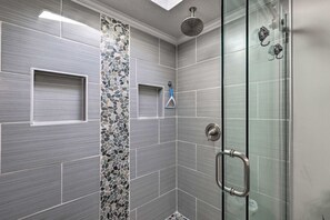 Dusche, Haartrockner, Handtücher, Toilettenpapier