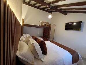 3 habitaciones, tabla de planchar con plancha, wifi y ropa de cama 