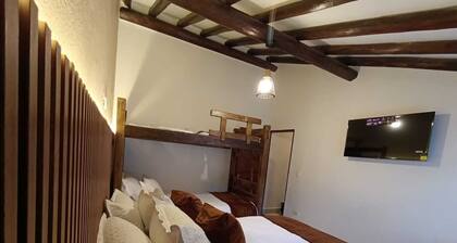 Hermoso apartamento moderno, cómodo de tres habitaciones con vista a la montaña.