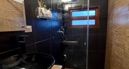 Hermoso apartamento moderno, cómodo de tres habitaciones con vista a la montaña.