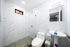 Towels, soap, toilet paper - Unique Hotel 4Minute Drive Jaco Beach (Jaco Beach)