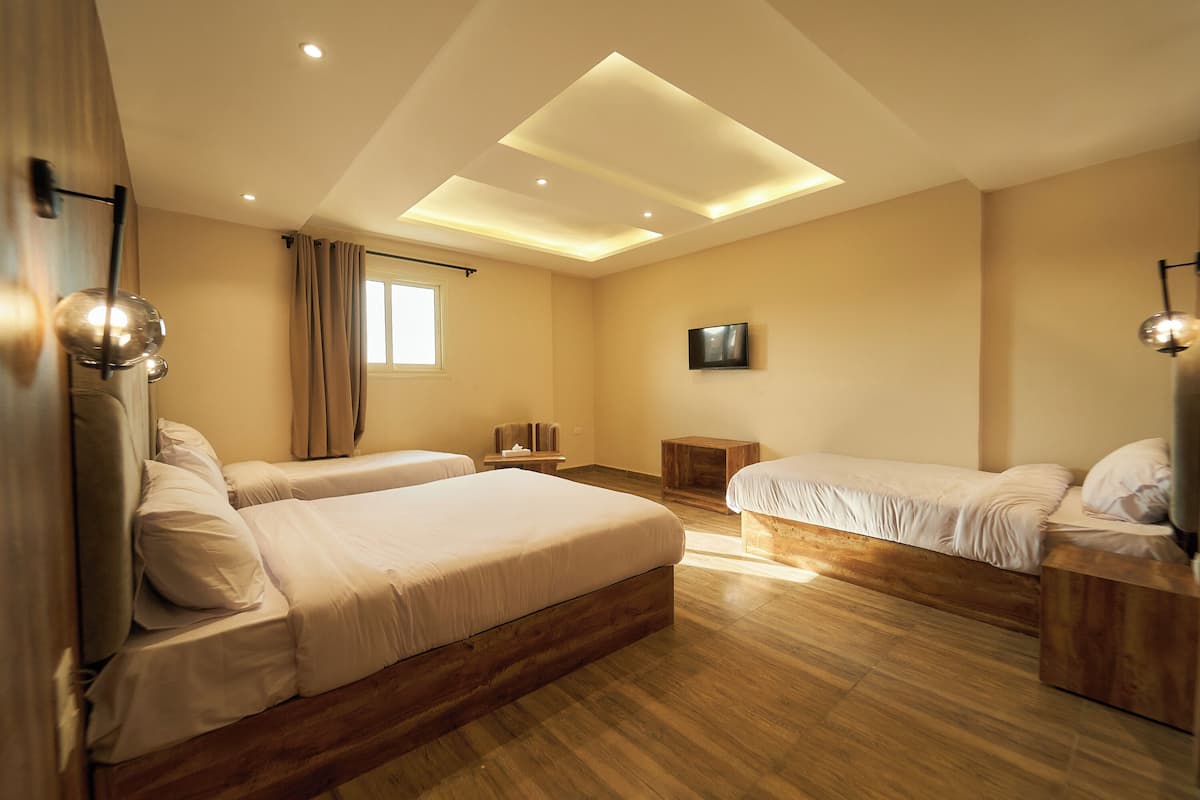 Deluxe Quadruple Room | Cadar kapas Mesir, peralatan tempat tidur premium, gebar bulu kapas 