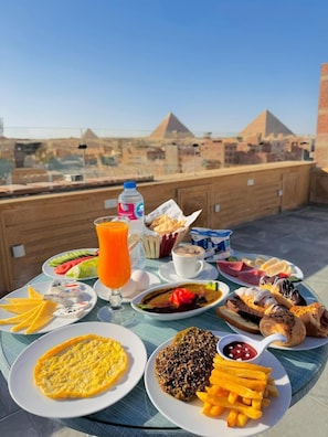 Free daily continental breakfast  - Crown Pyramids View Hotel (Giza)