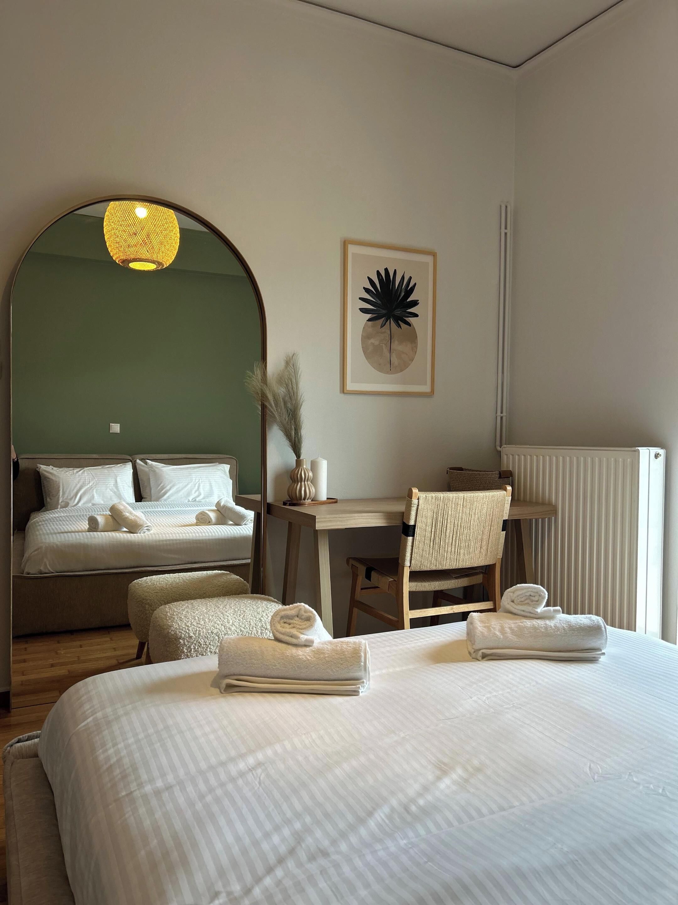 خزنة داخل الغرفة ومكتب ومكواة/لوح كي وواي فاي مجانًا