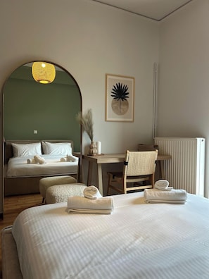 Leilighet, balkong, byutsikt | Safe på rommet, skrivebord, strykejern/-brett og wi-fi (inkludert)