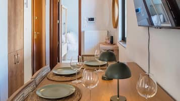 Apartment, Balcony, City View | In-room dining
