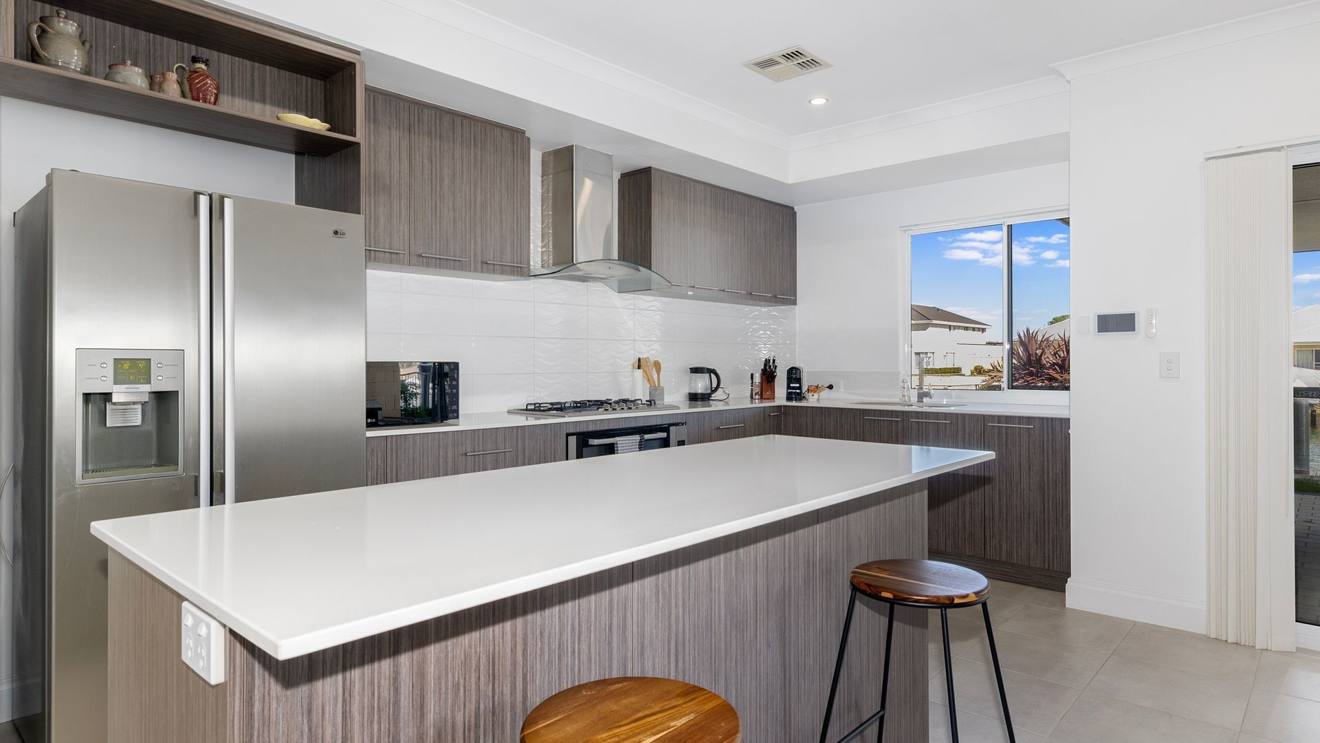 Micro-ondas, fogão, lava-louças, cadeirão de bebê