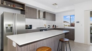 Micro-ondes, four, lave-vaisselle, chaise haute