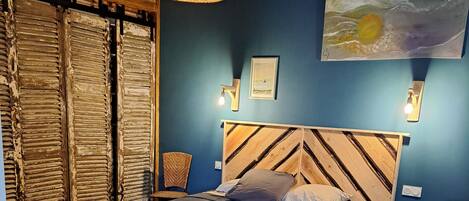 Tabla de planchar con plancha, wifi y ropa de cama
