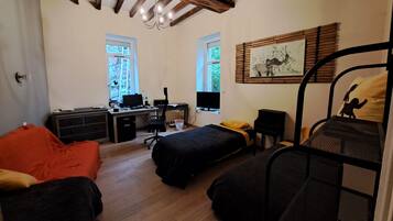 Iron/ironing board, WiFi, bed sheets