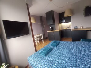 Iron/ironing board, bed sheets