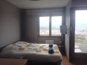 Iron/ironing board, bed sheets