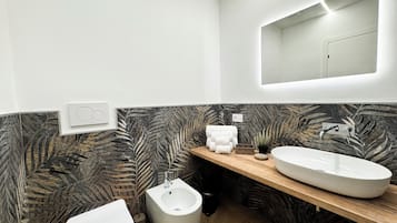 Deluxe Double or Twin Room, Non Smoking | Bathroom | Hair dryer, towels, soap, shampoo