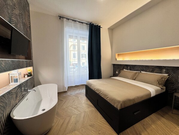 Dobbelt- eller tomannsrom – deluxe, ikke-røyk | Skrivebord, strykejern/-brett og wi-fi (inkludert)