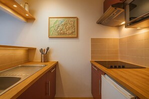 Een koelkast, een microgolfoven, een vaatwasser