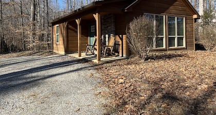 Charming 2-bedroom cabin with WiFi in brilliant Winston-Salem