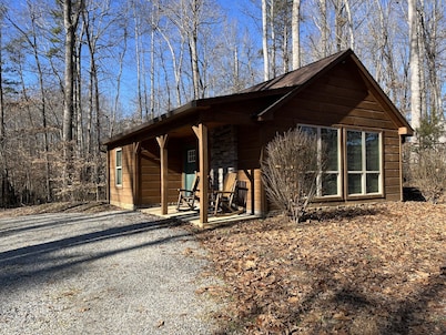 Charming 2-bedroom cabin with WiFi in brilliant Winston-Salem