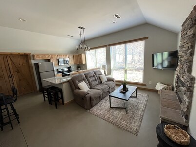 Charming 2-bedroom cabin with WiFi in brilliant Winston-Salem