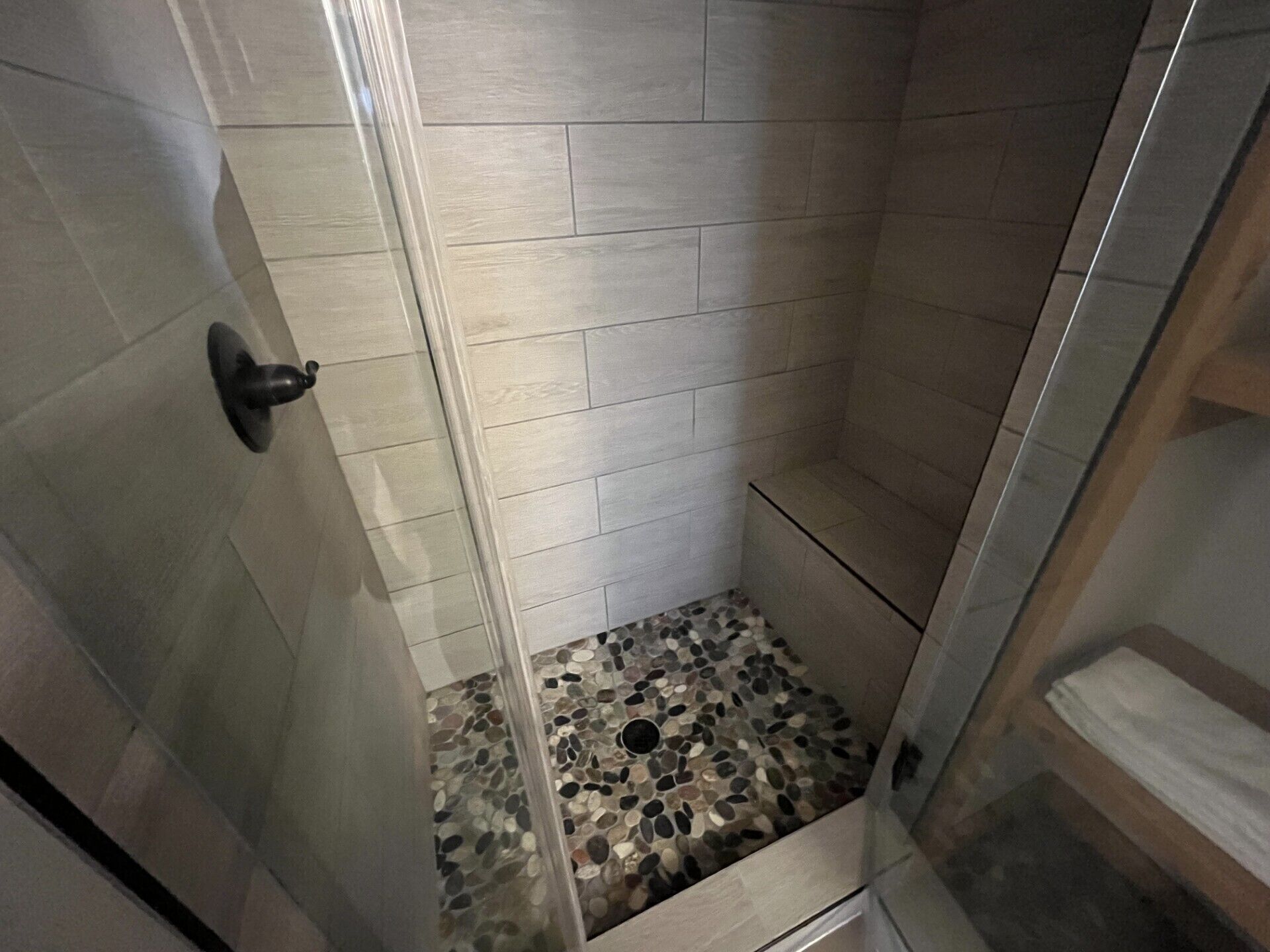 Douche, serviettes fournies, savon, papier de toilette