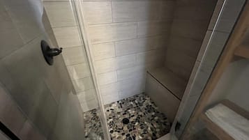 Douche, serviettes fournies, savon, papier de toilette