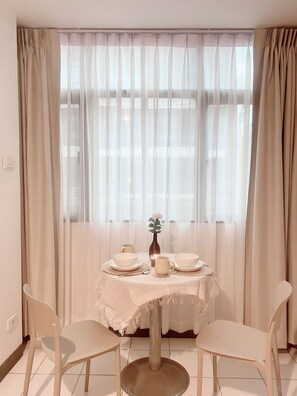 Bureau, espace de travail pour ordinateur portable