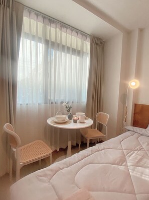 Desk, laptop workspace, iron/ironing board, free WiFi - Jo hometel (Bangkok)