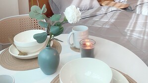 Una camera d'albergo ordinata con un letto, un comodino e una lampada.