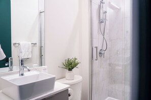 Penthouse Design - utsikt mot bergen | Badrum | Dusch, gratis toalettartiklar, hårtork och handdukar