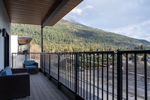 Penthouse Design - utsikt mot bergen | Balkongutsikt